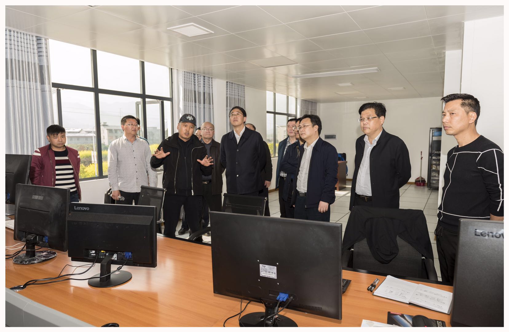 張家界市委、常委常務(wù)副市長(zhǎng)羅智斌一行來(lái)我公司調(diào)研指導(dǎo)工作